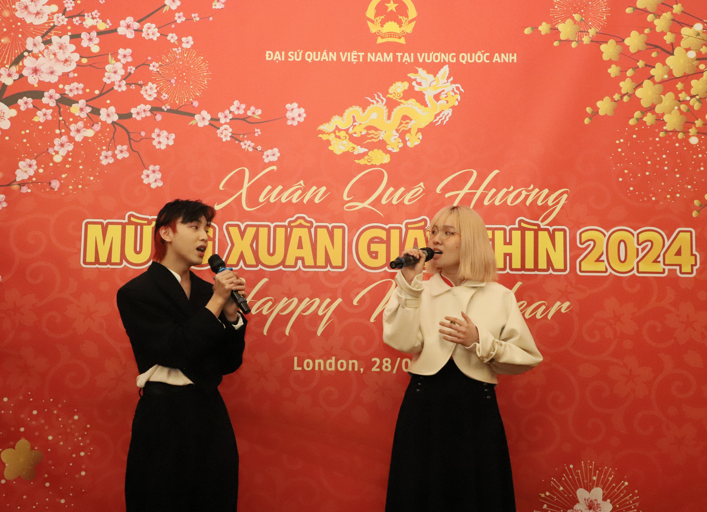 Bài hát "Một năm mới bình an" do hai bạn trẻ là học viên tại các học viện nghệ thuật ở London trình bày (Ảnh: Việt Long).