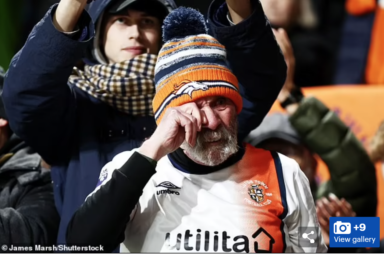 Một CĐV lớn tuổi của Luton Town không cầm được nước mắt sau khi chứng kiến Tom Lockyer đổ gục xuống sân (Ảnh: Dailymail). Một CĐV lớn tuổi của Luton Town không cầm được nước mắt sau khi chứng kiến Tom Lockyer đổ gục xuống sân (Ảnh: Dailymail).