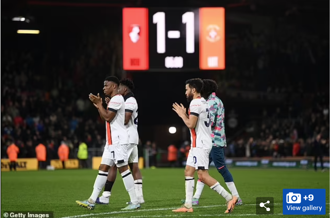 Các cầu thủ Luton Town đi vòng quanh sân để gửi lời cảm ơn các CĐV đã đến sân ngày hôm đó (Ảnh: Dailymail). Các cầu thủ Luton Town đi vòng quanh sân để gửi lời cảm ơn các CĐV đã đến sân ngày hôm đó (Ảnh: Dailymail).