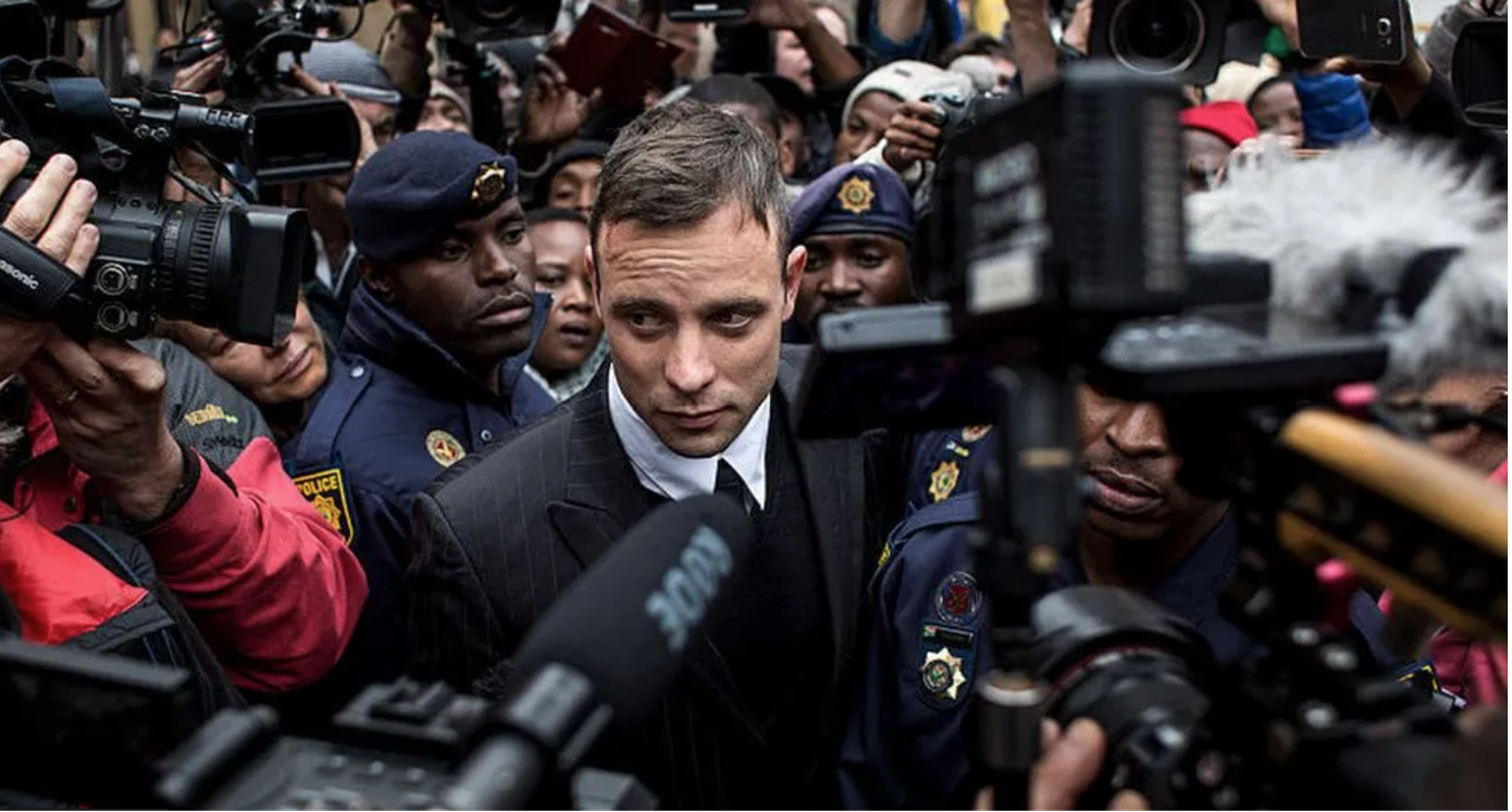 Oscar Pistorius giữa "một rừng" ống kính máy quay khi đến tòa án xét xử vụ án giết bạn gái của mình (Ảnh: Getty). Oscar Pistorius giữa "một rừng" ống kính máy quay khi đến tòa án xét xử vụ án giết bạn gái của mình (Ảnh: Getty).