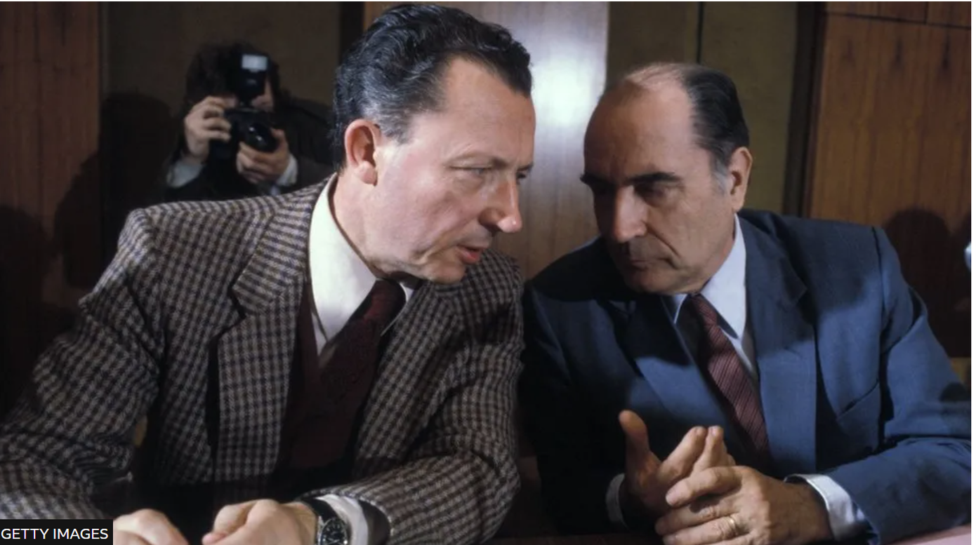 Ông Delors (trái) thảo luận với cố Tổng thống Pháp François Mitterrand (phải), năm 1981 (Ảnh: Getty).