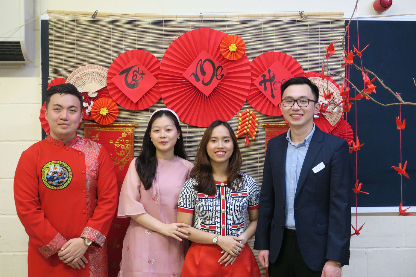 Chủ tịch trong các nhiệm kì gần nhất của Vietsoc Southampton chụp ảnh lưu niệm (Ảnh: Nhật Nam/Vietsoc Southampton).