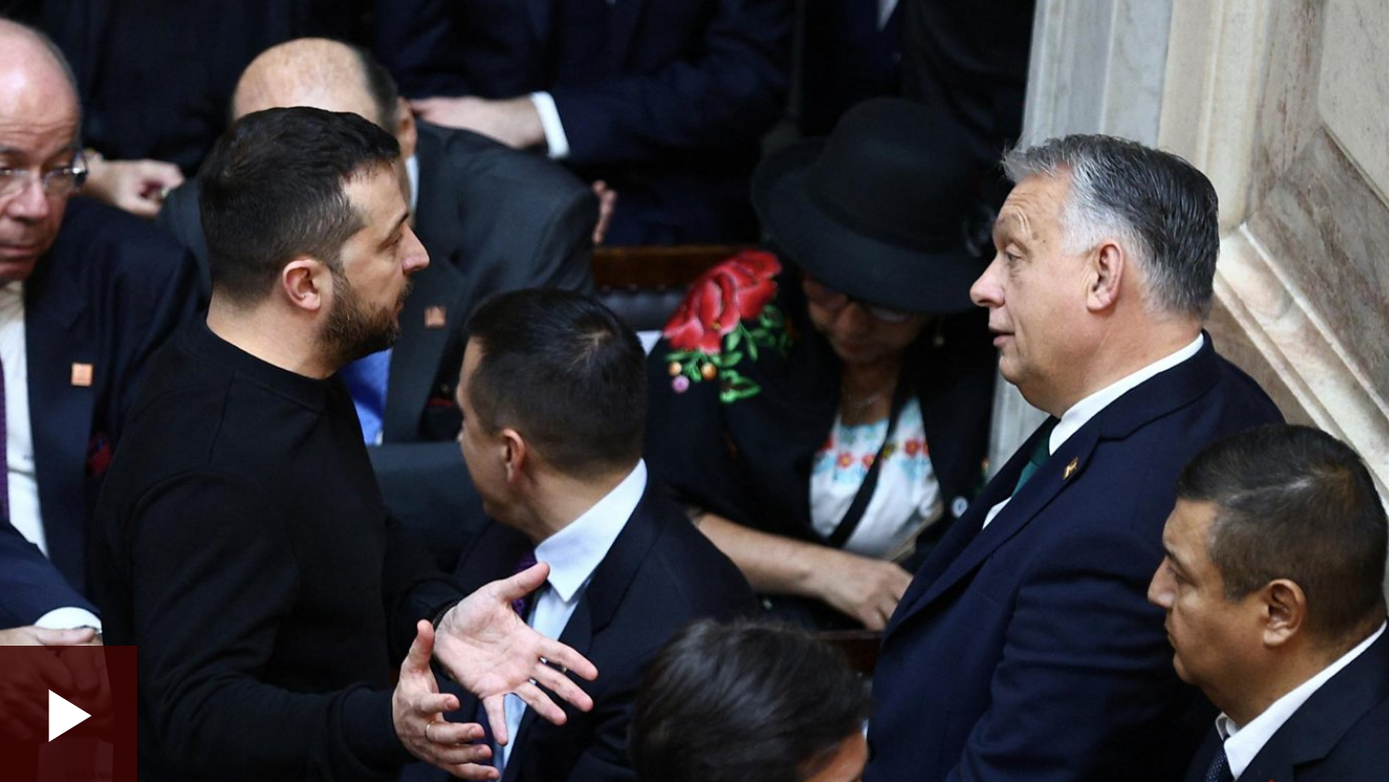 Ông Zelensky trao đổi với Thủ tướng Hungary Viktor Orban bên lề một cuộc họp ở Argentina trong tuần này (Ảnh: BBC). Ông Zelensky trao đổi với Thủ tướng Hungary Viktor Orban bên lề một cuộc họp ở Argentina trong tuần này (Ảnh: BBC).