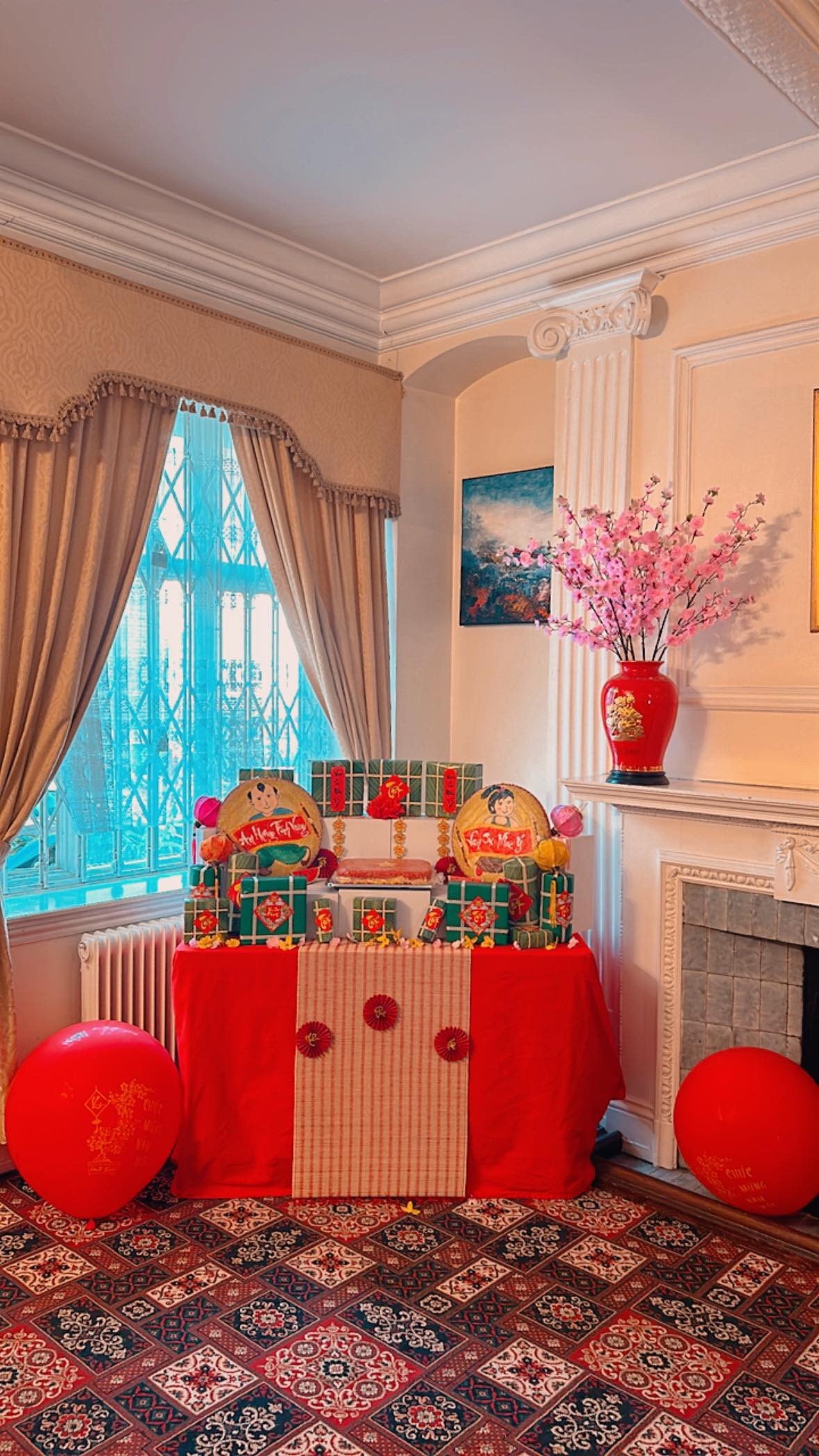 Khu vực trưng bày theo chủ đề ngày Tết Nguyên đán trong phòng khách của Đại sứ quán.