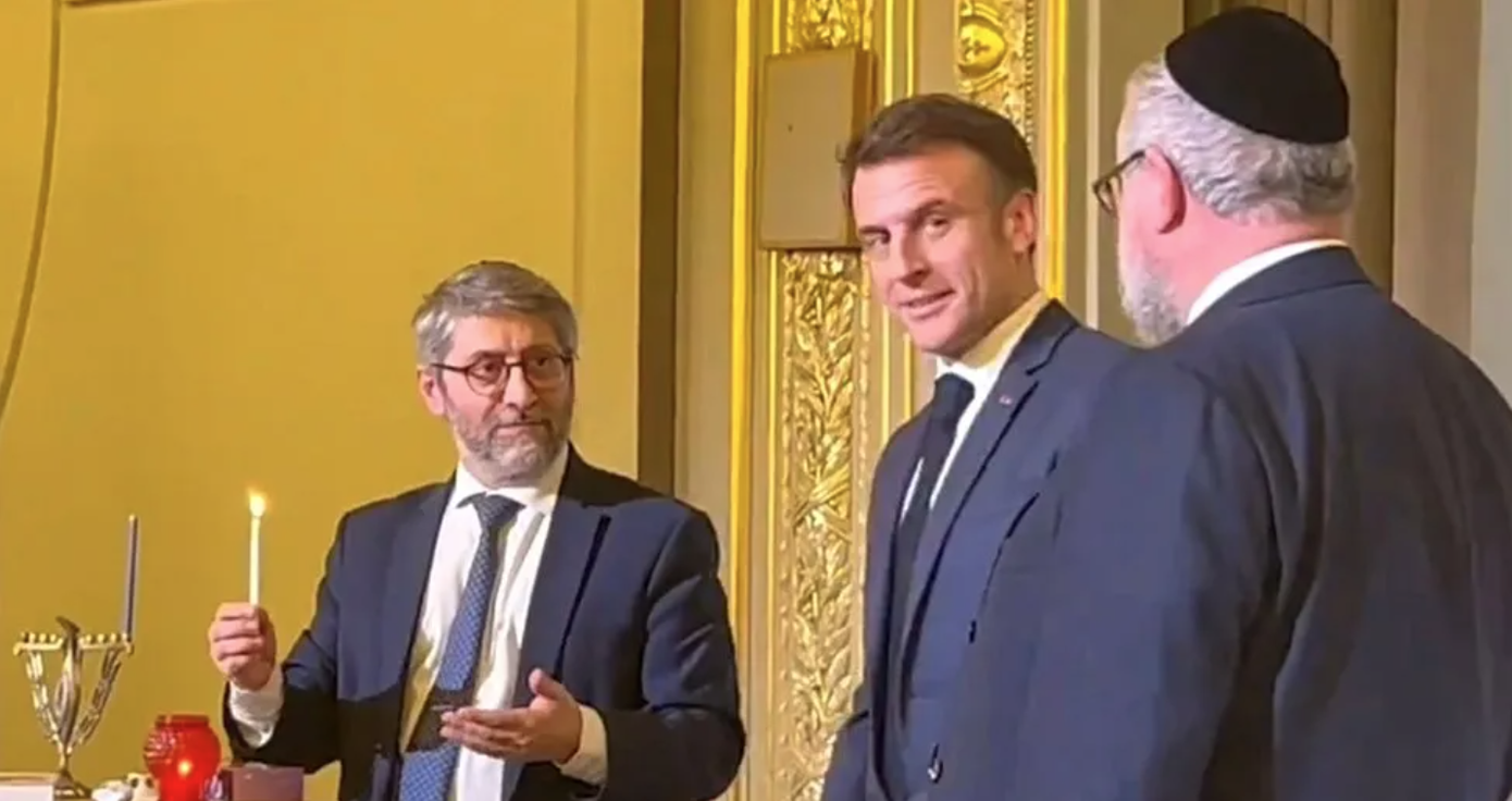 Hình ảnh của Tổng thống Pháp Emmanuel Macron khi ông Korsia thắp ngọn nến đầu tiên khai mạc lễ hội Hanukkah của người Do Thái được báo chí đăng tải (Ảnh: BBC).