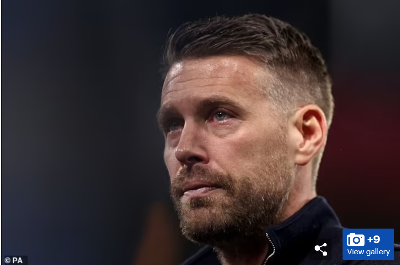 HLV Rob Edwards của Luton Town lộ rõ khuôn mặt lo lắng tột độ trước tình trạng của học trò Tom Lockyer (Ảnh: Daily Mail). HLV Rob Edwards của Luton Town lộ rõ khuôn mặt lo lắng tột độ trước tình trạng của học trò Tom Lockyer (Ảnh: Daily Mail).