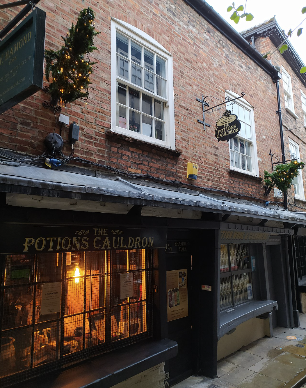 Nhà số 10-11 phố Shambles, du khách thường gọi đây là số nhà 9 3/4 (số hiệu đường tàu trong phim Harry Potter), nơi tái hiện một bối cảnh trong bộ phim đình đám này. Nhà số 10-11 phố Shambles, du khách thường gọi đây là số nhà 9 3/4 (số hiệu đường tàu trong phim Harry Potter), nơi tái hiện một bối cảnh trong bộ phim đình đám này.