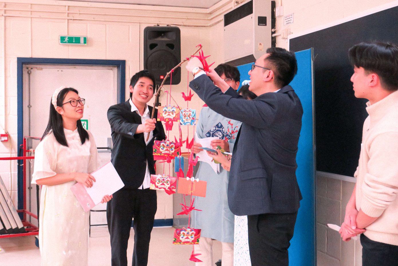 Màn bốc lì xì may mắn tại sự kiện (Ảnh: Nhật Nam/Vietsoc Southampton).