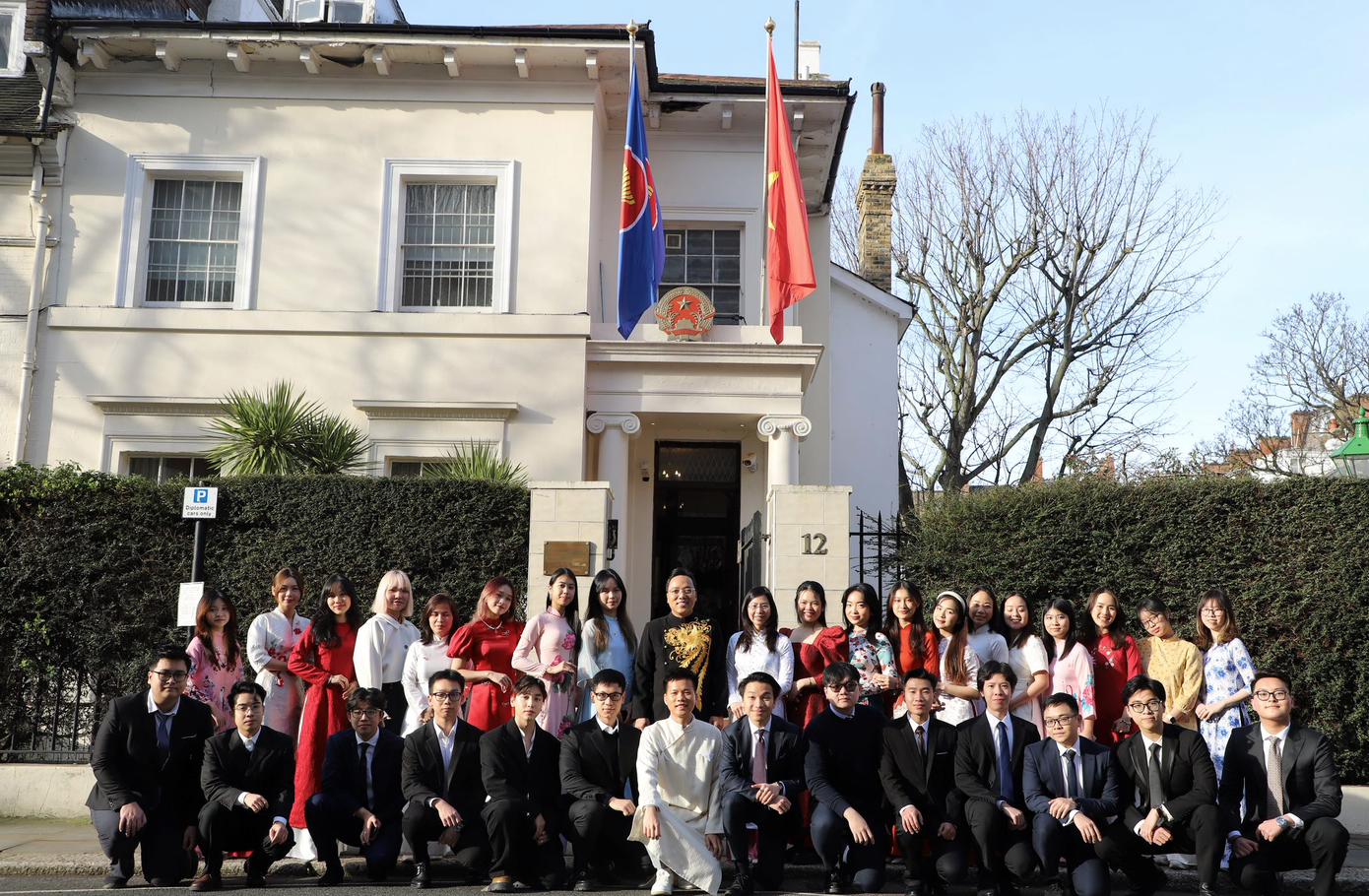 Đại sứ Nguyễn Hoàng Long, Phó Đại sứ Tô Minh Thu, Bí thư thứ Nhất phụ trách Giáo dục Đào Thị Hồng, Bí thư thứ Nhất Nông Đàm Tuấn Linh chụp ảnh lưu niệm cùng các sinh viên, trong đó bao gồm các thành viên trong Ban chấp hành Hội Sinh viên Việt Nam tại Vương quốc Anh (SVUK). Ảnh: Việt Long.