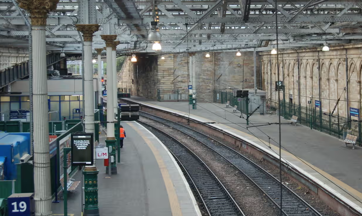 Ga tàu trung tâm ở thành phố Edinburgh (Edinburgh Waverley Station, Scotland) vắng lặng do nhiều chuyến tàu đến đây bị hủy hoặc thay đổi điểm dừng cuối cùng (Ảnh: The Guardian).