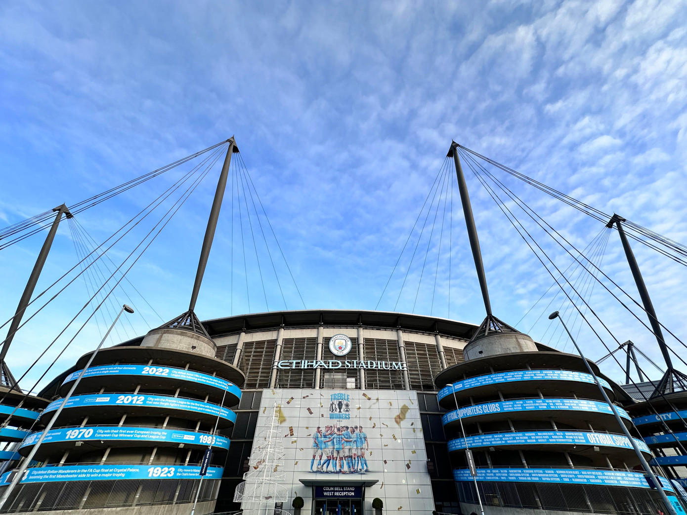 Khung cảnh bên ngoài SVĐ Etihad. Khung cảnh bên ngoài SVĐ Etihad.