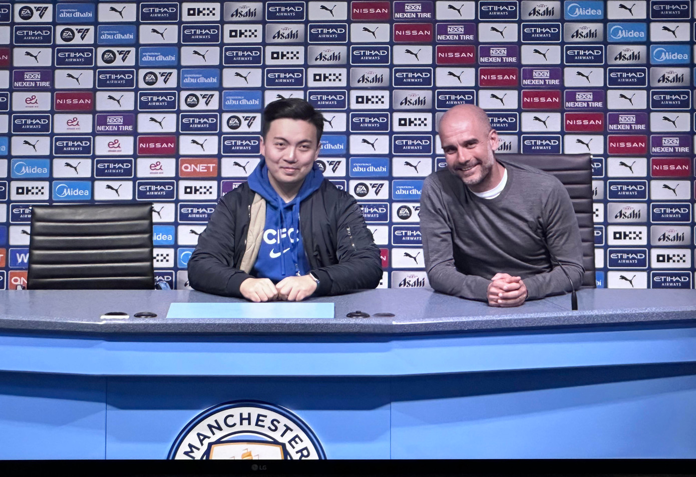 Tác giả bài viết "chụp ảnh lưu niệm" cùng HLV Guardiola. Tác giả bài viết "chụp ảnh lưu niệm" cùng HLV Guardiola.