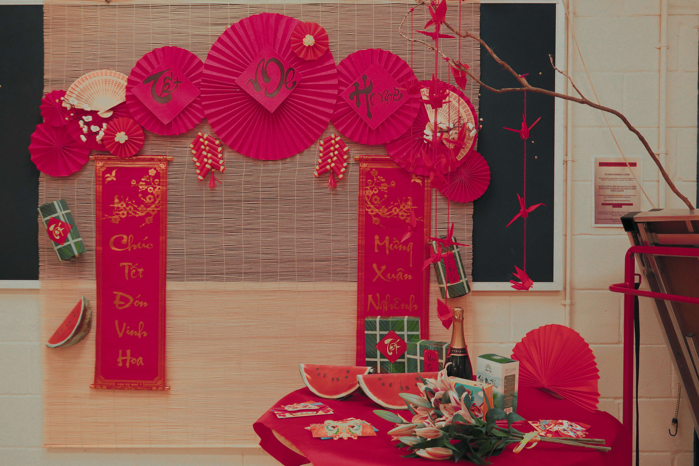 Không gian chụp ảnh mang âm hưởng ngày Tết của sự kiện (Ảnh: Nhật Nam/Vietsoc Southampton).