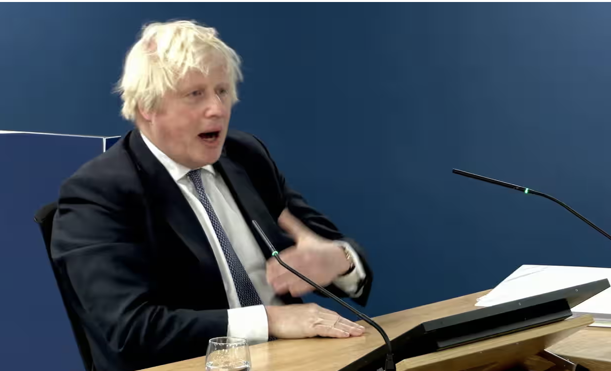 Cựu Thủ tướng Anh Boris Johnson trong phiên điều trần về cách chính phủ nước này (giai đoạn ông là người đứng đầu) đối phó với đại dịch COVID-19 (Ảnh: Getty).