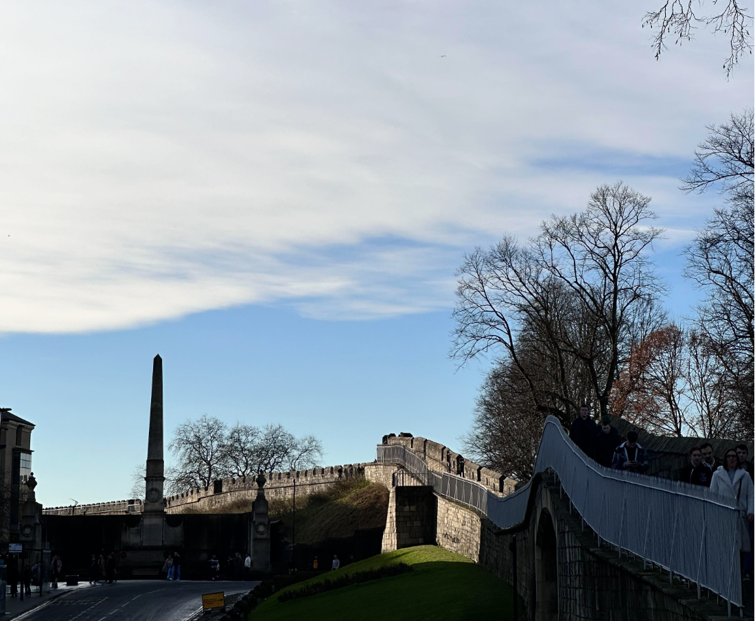 Di tích dãy tường thành bao quanh thành phố York (York City Walls), đây cũng là tường thành dài nhất hiện được gìn giữ ở Vương quốc Anh. Di tích dãy tường thành bao quanh thành phố York (York City Walls), đây cũng là tường thành dài nhất hiện được gìn giữ ở Vương quốc Anh.