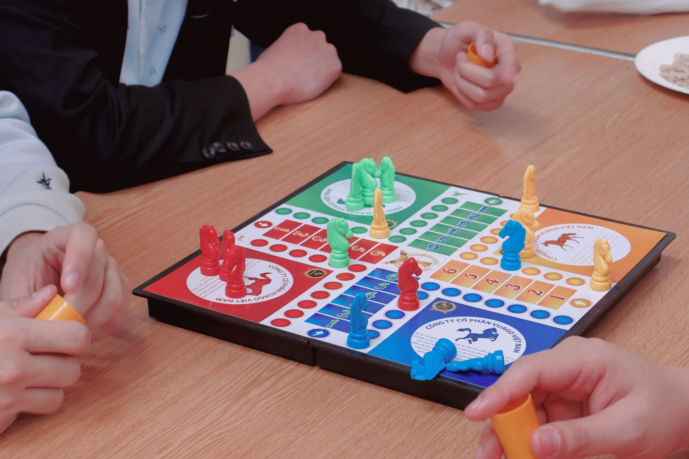 Bàn trò chơi Cá ngựa (Ảnh: Nhật Nam/Vietsoc Southampton).