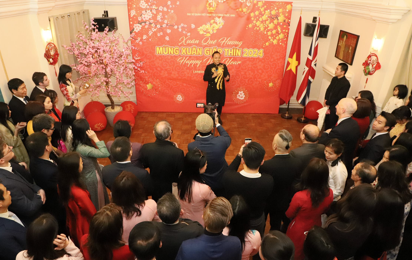 Đại sứ Nguyễn Hoàng Long phát biểu và chúc Tết (Ảnh: Việt Long).