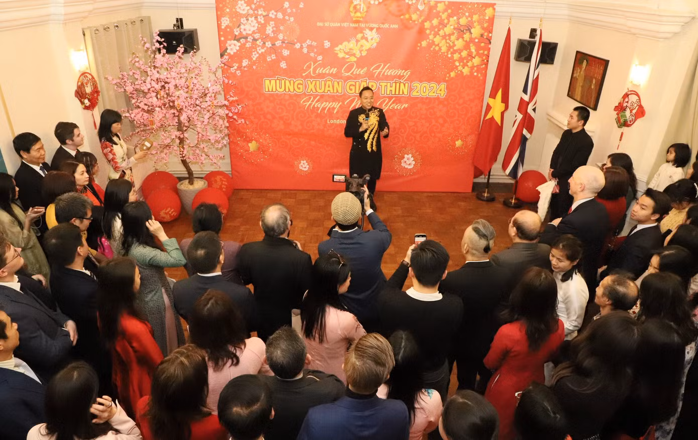Đại sứ Nguyễn Hoàng Long phát biểu và chúc Tết (Ảnh: Việt Long). Đại sứ Nguyễn Hoàng Long phát biểu và chúc Tết (Ảnh: Việt Long).