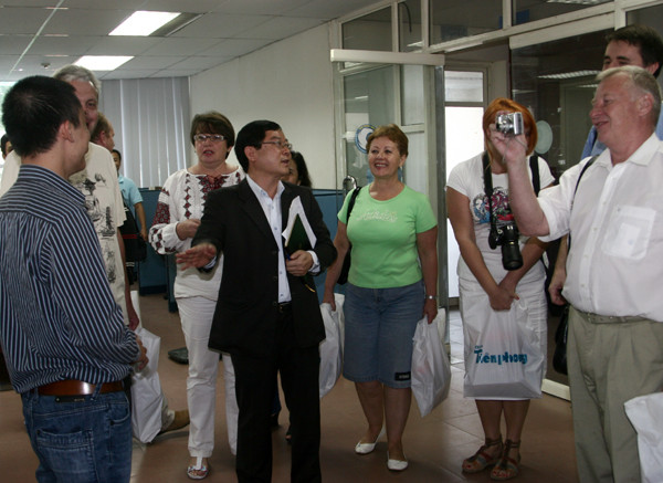 Phó Tổng Biên Tập Lê Xuân Sơn giới thiệu phòng làm việc của các phóng viên báo Tiền Phong