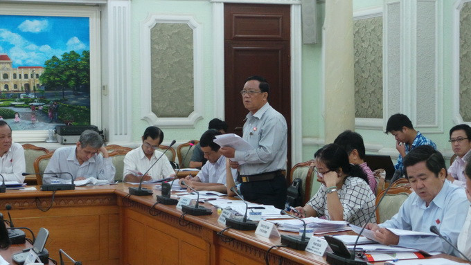 Đại biểu Nguyễn Văn Tùng (đứng) - phát biểu tại buổi giám sát