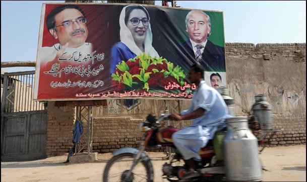 Đương kim tổng thống Pakistan Asif Ali Zardari (bên trái của tấm ảnh) kết hôn với cựu thủ tướng Benazir Bhutto (giữa), người đã bị ám sát. Bà Benazir Bhutto là con gái của cựu thủ tướng Zulfikar Ali Bhutto (phải)