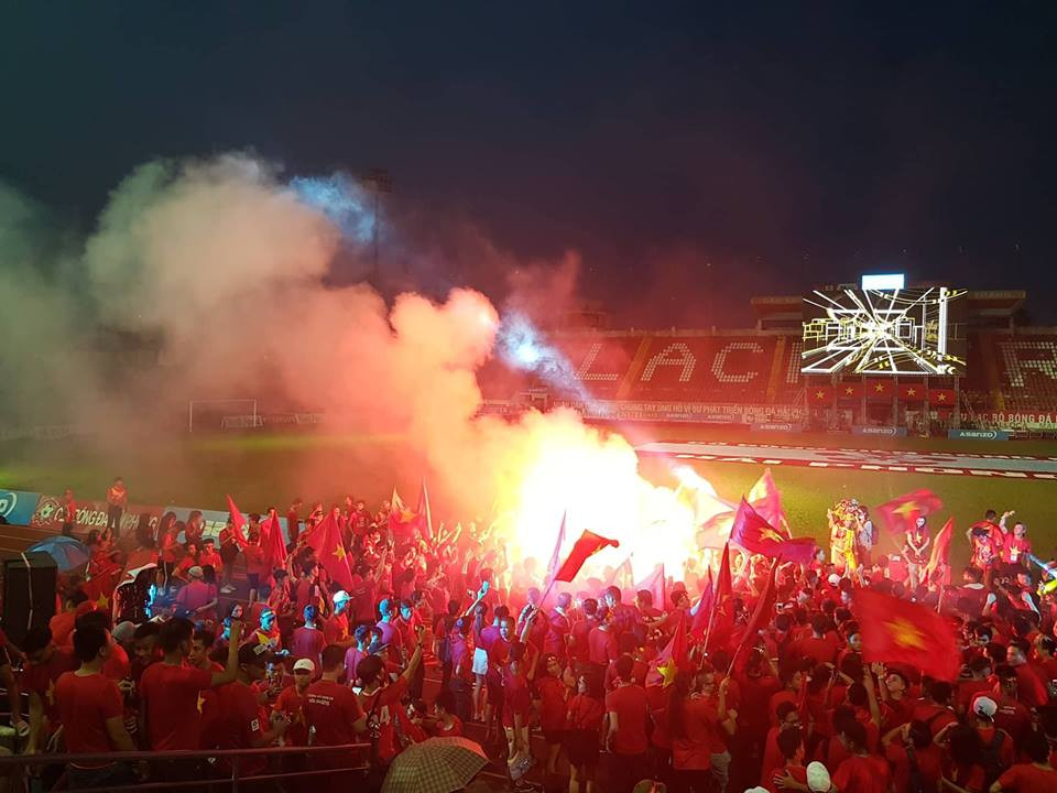 CĐV xuống đường ăn mừng chiến tích của Olympic Việt Nam ảnh 40