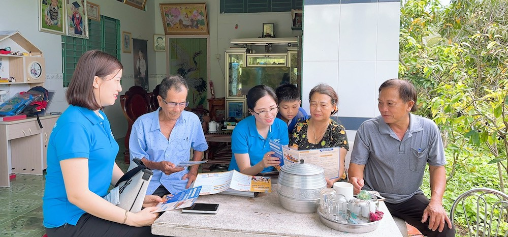 Tới từng ngõ, gõ từng nhà vận động nông dân tham gia BHXH tự nguyện, BHYT hộ gia đình. Tới từng ngõ, gõ từng nhà vận động nông dân tham gia BHXH tự nguyện, BHYT hộ gia đình.