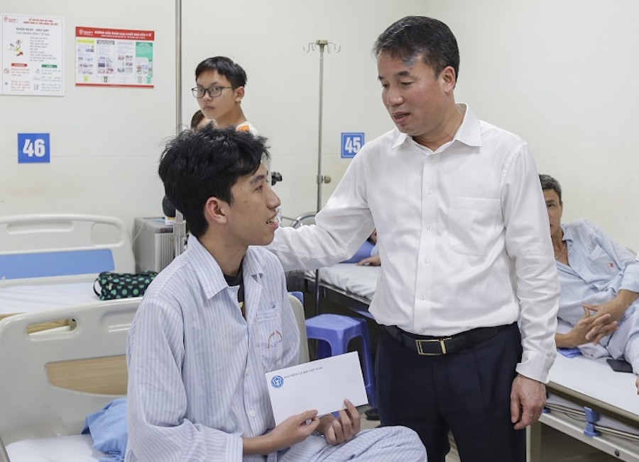 Tổng Giám đốc BHXH Việt Nam - Nguyễn Thế Mạnh thăm hỏi, tặng quà bệnh nhân tại Viện Huyết học - Truyền máu Trung ương