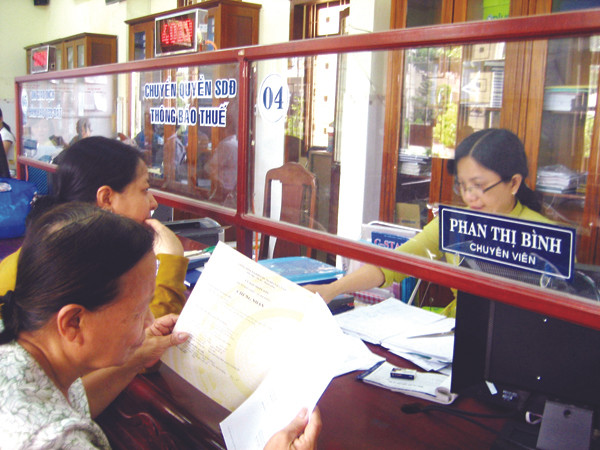 Người dân sẽ không còn mất nhiều thời gian đi lại làm TTHC tại “một cửa” Ảnh: Nam Cường