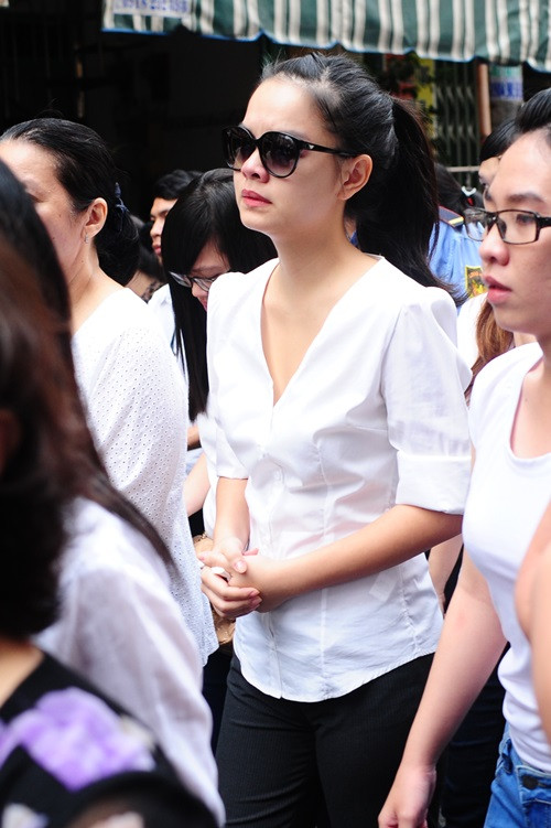 Phạm Quỳnh Anh khóc lặng người khi đưa tiễn người em trai thân thiết Wanbi Tuấn Anh về nơi an nghỉ cuối cùng