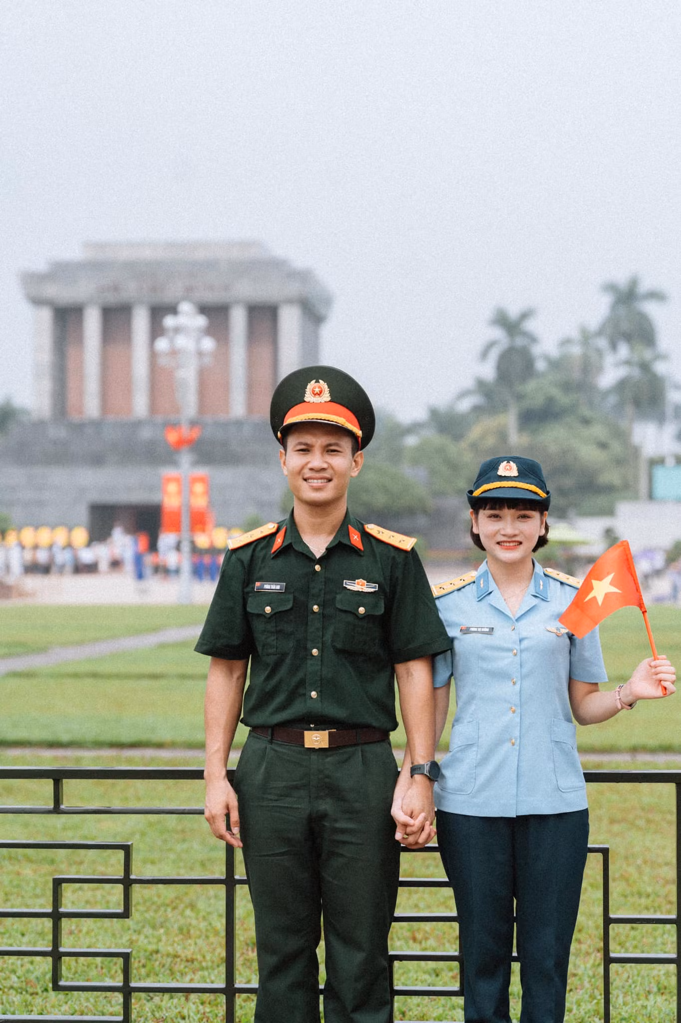 Bộ ảnh của gia đình nhà Gấu chụp trước Lăng Bác. Ảnh: Hường Minx