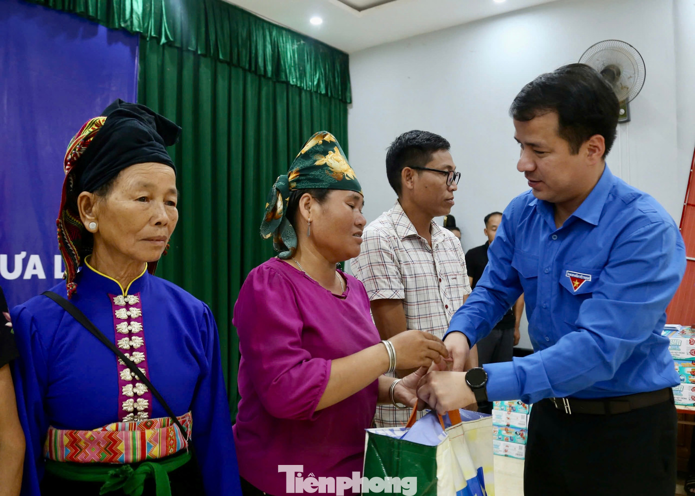 Anh Ngô Văn Cương tặng quà người dân và thanh thiếu nhi trên địa bàn xã Chiềng Nơi. Anh Ngô Văn Cương tặng quà người dân và thanh thiếu nhi trên địa bàn xã Chiềng Nơi.