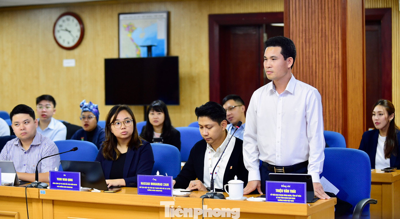 Anh Triệu Văn Thái chia sẻ tại buổi gặp. Ảnh: Xuân Tùng