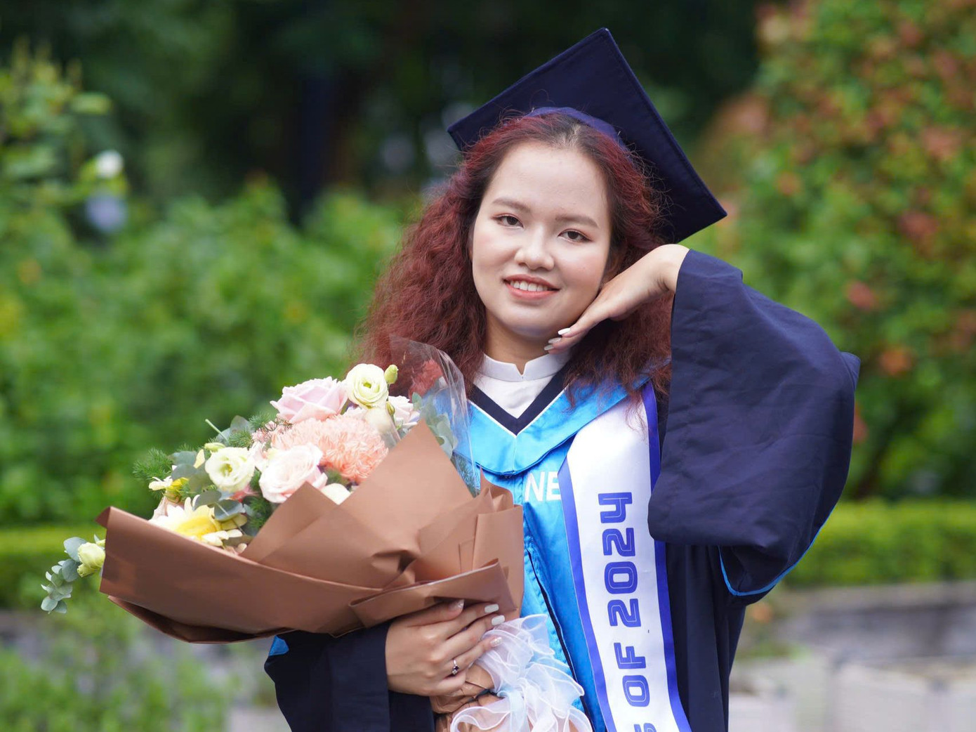 Nữ sinh Nguyễn Khánh Linh (quê ở Thái Bình) tốt nghiệp thủ khoa ngành Kinh tế quốc tế, Trường Đại học Kinh tế Quốc dân (NEU) với điểm GPA đạt 4.0/4.0.