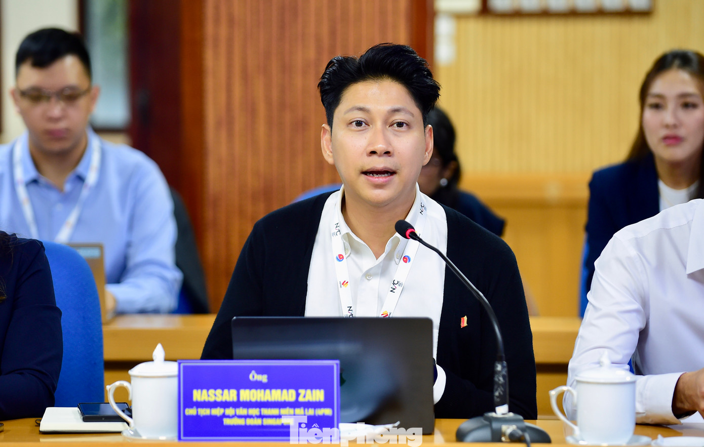 Anh Nassar Mohammad Zain chia sẻ tại buổi gặp. Ảnh: Xuân Tùng