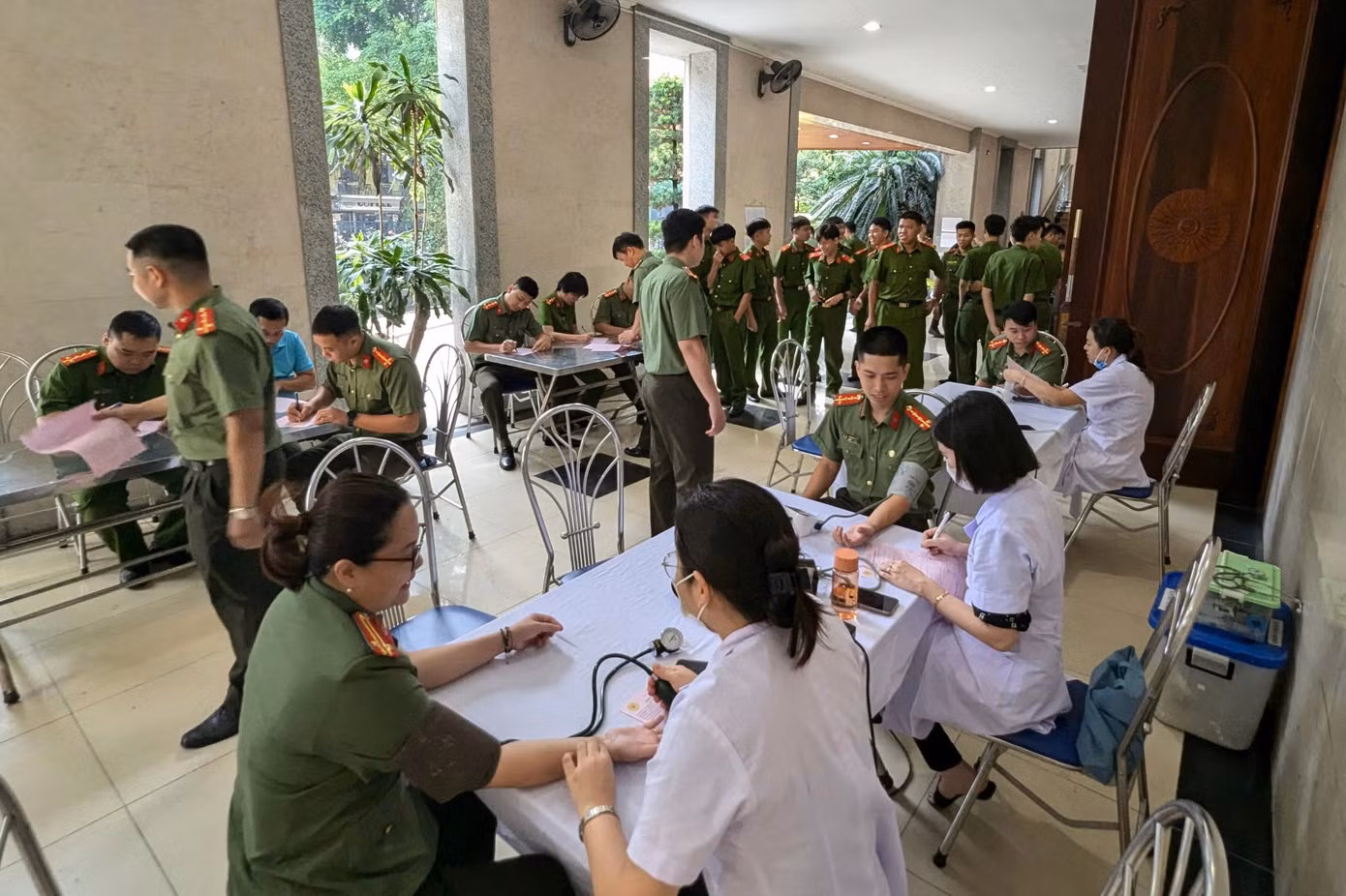 Cán bộ, chiến sĩ công an tham gia hiến máu hưởng ứng hành trình "Giọt máu nghĩa tình" năm 2024.