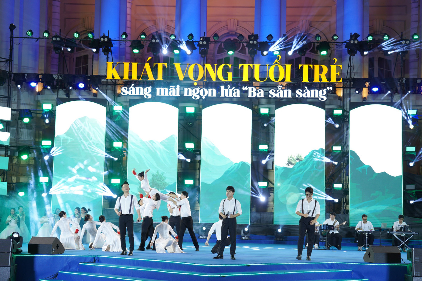 Chương trình chính luận nghệ thuật “Khát vọng tuổi trẻ - Sáng mãi ngọn lửa Ba Sẵn sàng” tái hiện lại những ngày tháng hào hùng, sục sôi khí thế của phong trào “Ba sẵn sàng”.