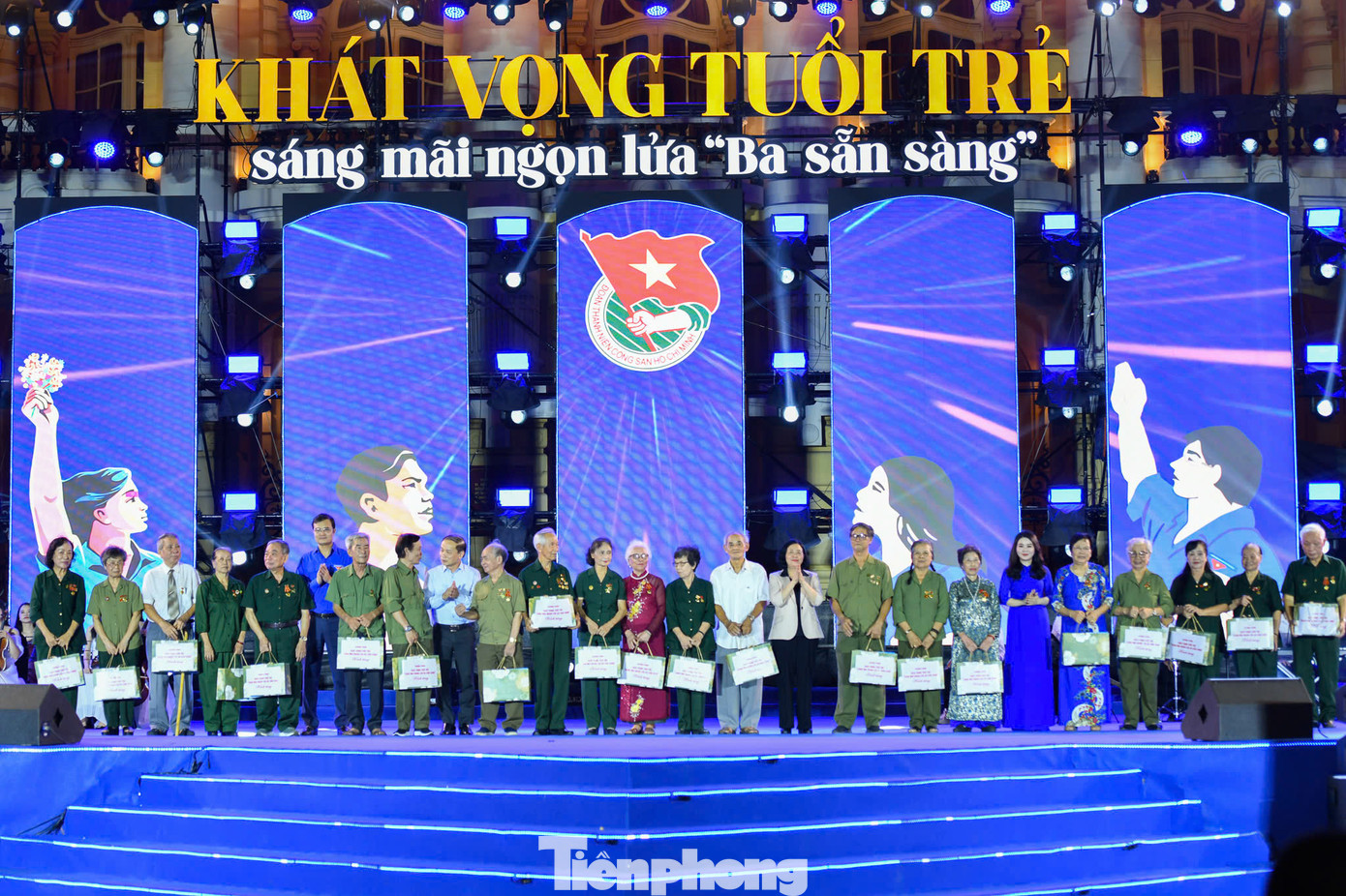 Lãnh đạo T.Ư và thành phố trao quà cho các nhân chứng lịch sử trực tiếp tham gia phong trào “Ba sẵn sàng”.