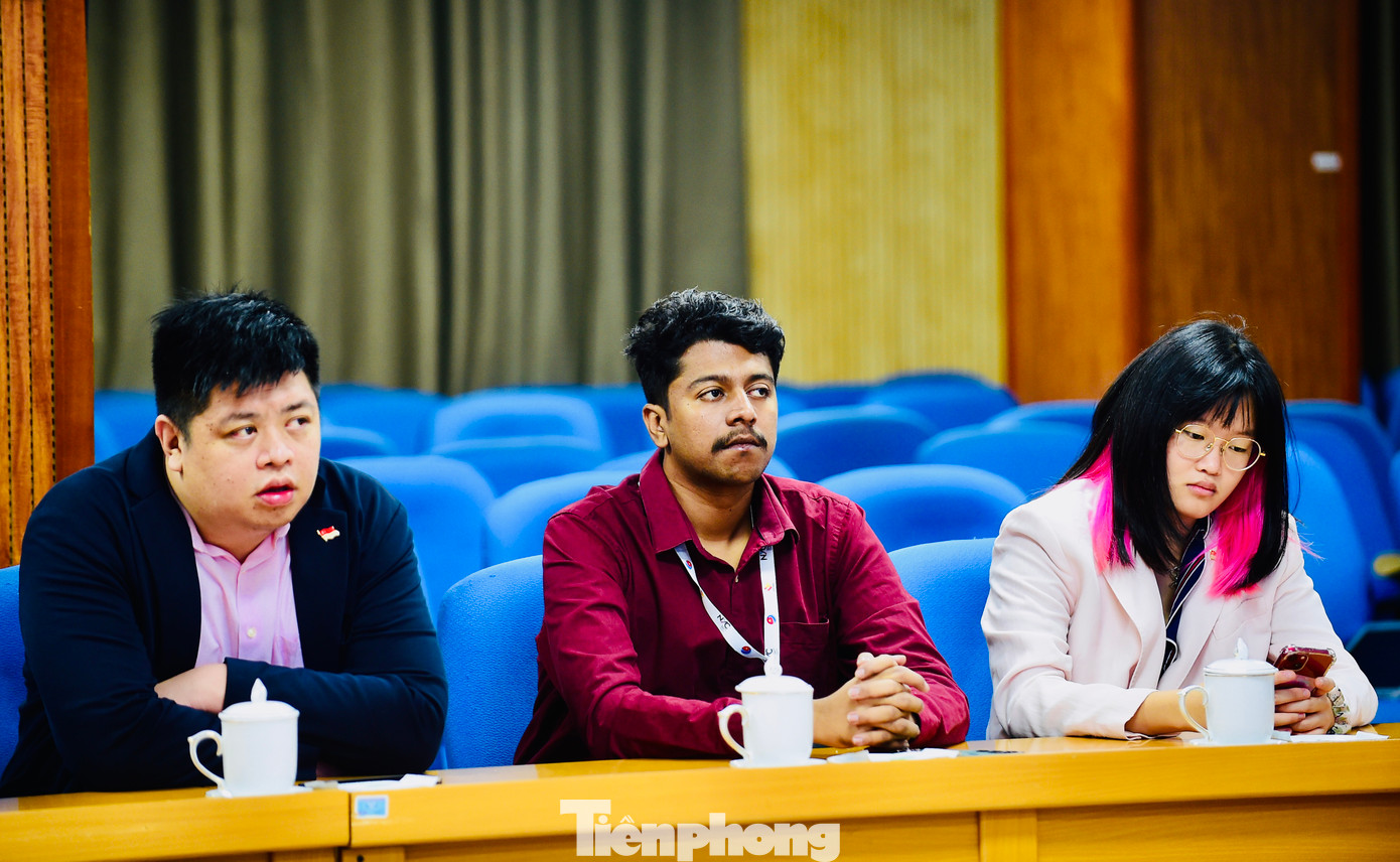 Các đại biểu tại buổi gặp. Ảnh: Xuân Tùng