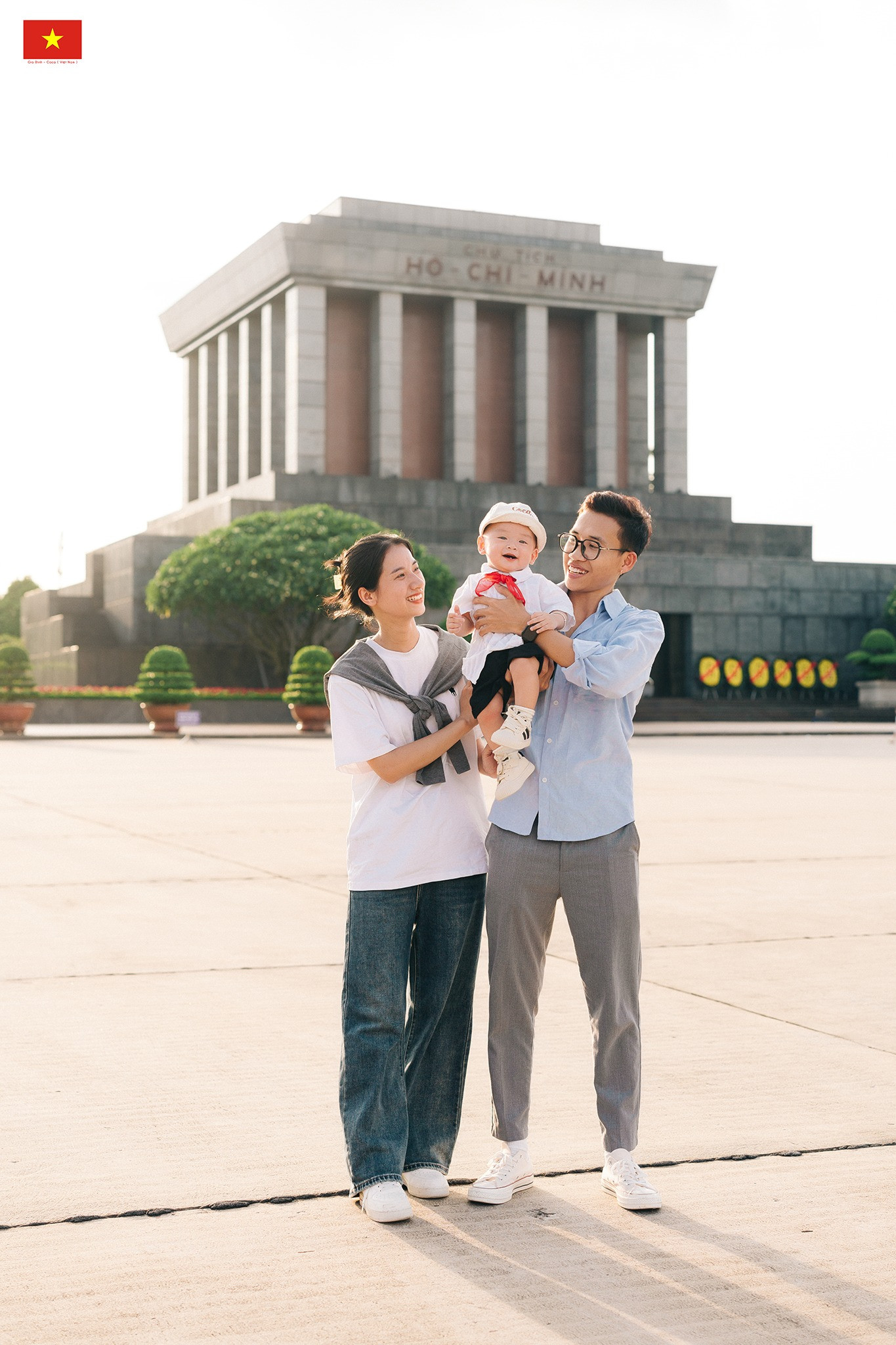 Gia đình trẻ đưa "búp măng non" đi chụp ảnh. Ảnh: Nguyễn Khắc Hiển Gia đình trẻ đưa "búp măng non" đi chụp ảnh. Ảnh: Nguyễn Khắc Hiển