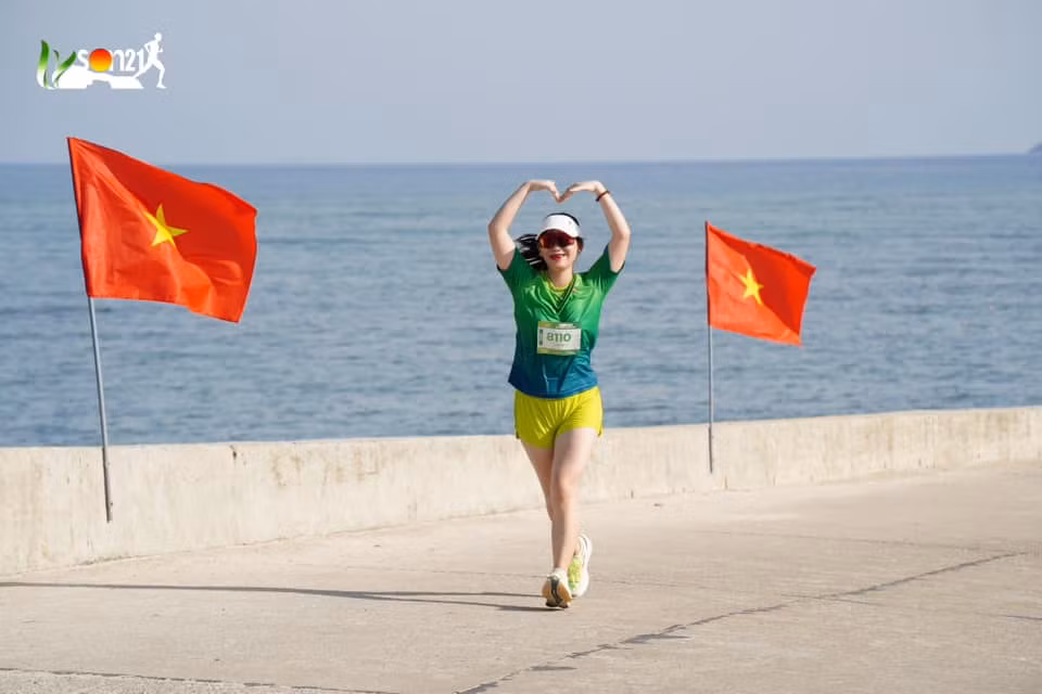 Nữ runner khoe khoảnh khắc đẹp trên đường chạy. Ảnh: Trần Tố Loan