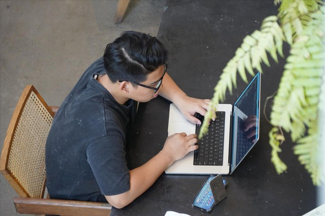 Giới trẻ tranh luận xoay quanh đề xuất giảm giờ làm để nam nữ tìm bạn đời. Ảnh minh họa Giới trẻ tranh luận xoay quanh đề xuất giảm giờ làm để nam nữ tìm bạn đời. Ảnh minh họa