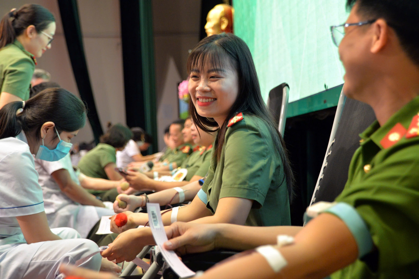 Cán bộ, chiến sĩ công an tham gia hiến máu hưởng ứng hành trình "Giọt máu nghĩa tình" năm 2024.