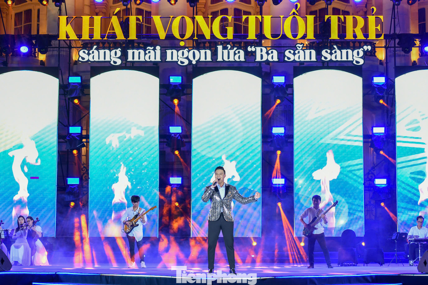 Tiết mục văn nghệ mở đầu chương trình chính luận nghệ thuật “Khát vọng tuổi trẻ - Sáng mãi ngọn lửa Ba sẵn sàng”.