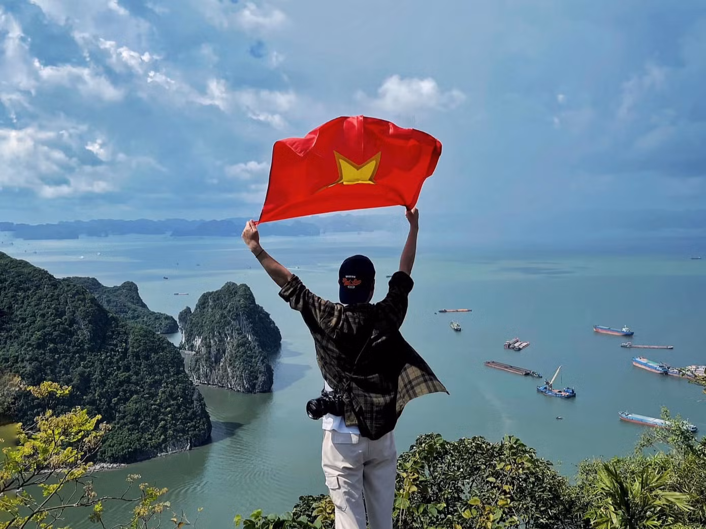 Trên mỗi cung đường, mỗi điểm đến, bạn trẻ cũng check-in với lá cờ Tổ quốc để thể hiện tinh thần yêu nước. Ảnh: Tuyên Parafu