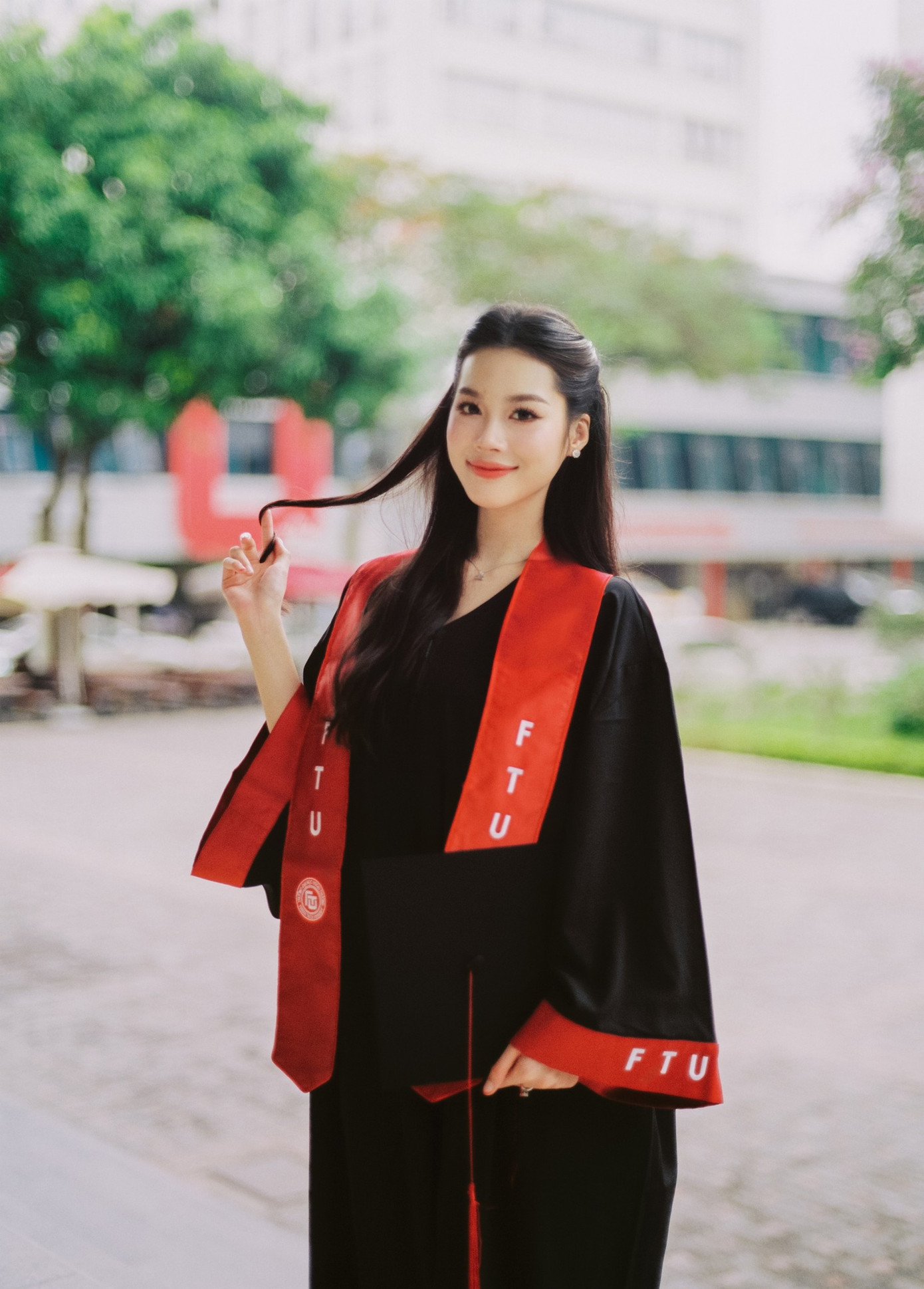 Trong thời gian tới, tân cử nhân Kinh tế sẽ tiếp tục con đường học vấn bằng việc theo học chương trình thạc sĩ. Ảnh: Nguyễn Việt Bách