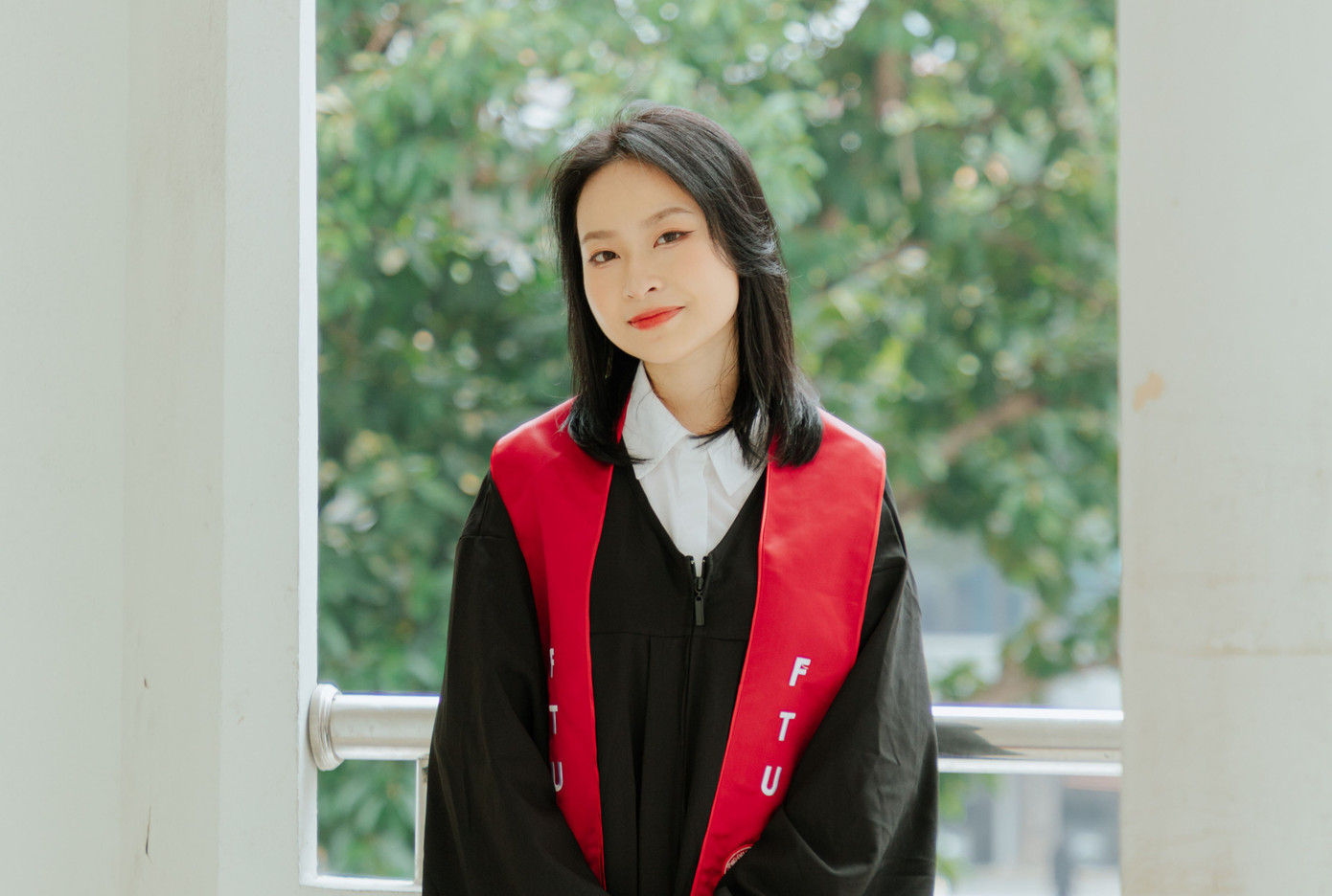 Nữ sinh Nguyễn Thị Khánh Linh tốt nghiệp thủ khoa ngành Kinh tế quốc tế, Trường Đại học Ngoại thương (FTU) với điểm GPA đạt 4.0/4.0.