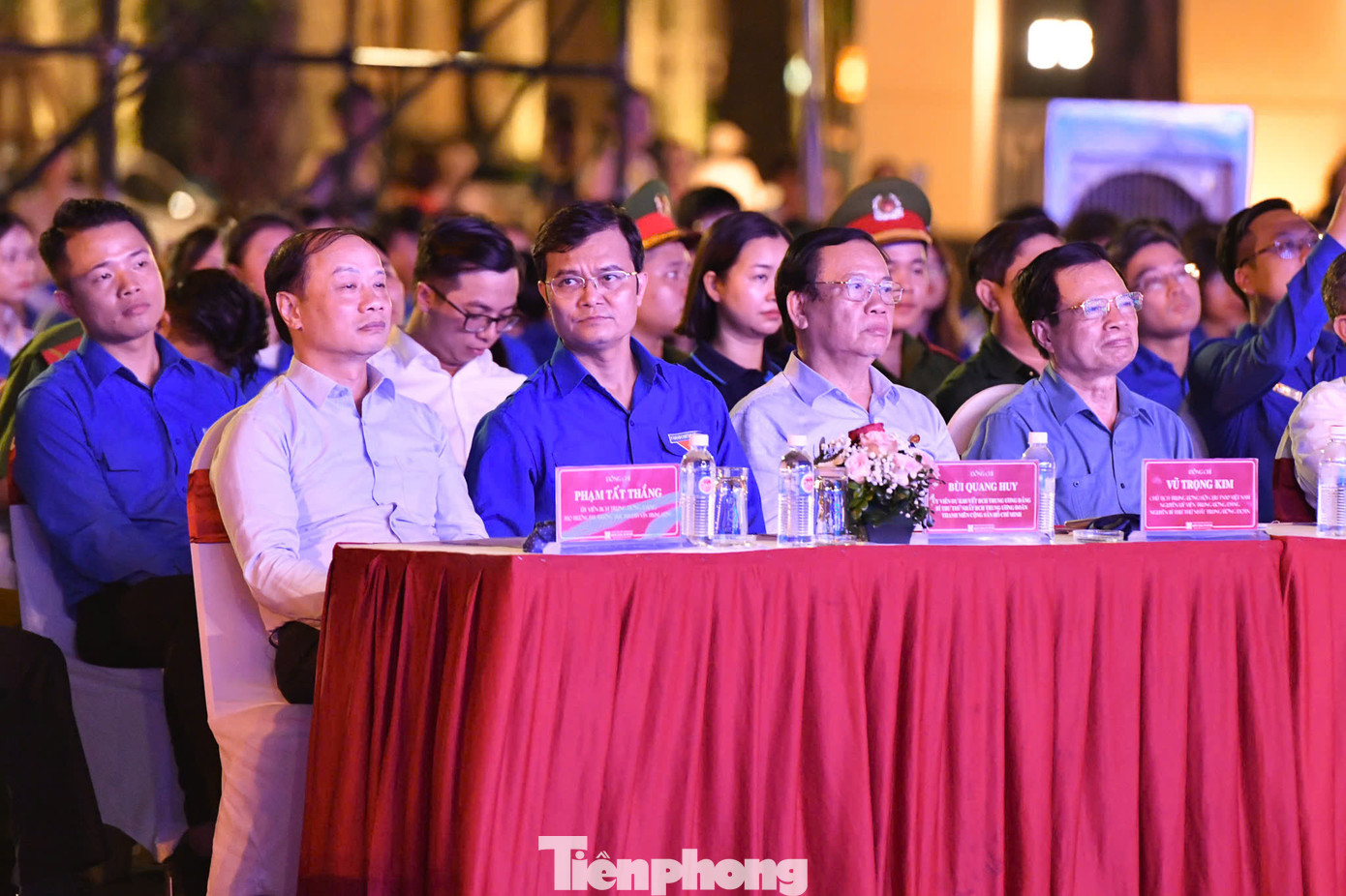 Các đại biểu tham dự chương trình.