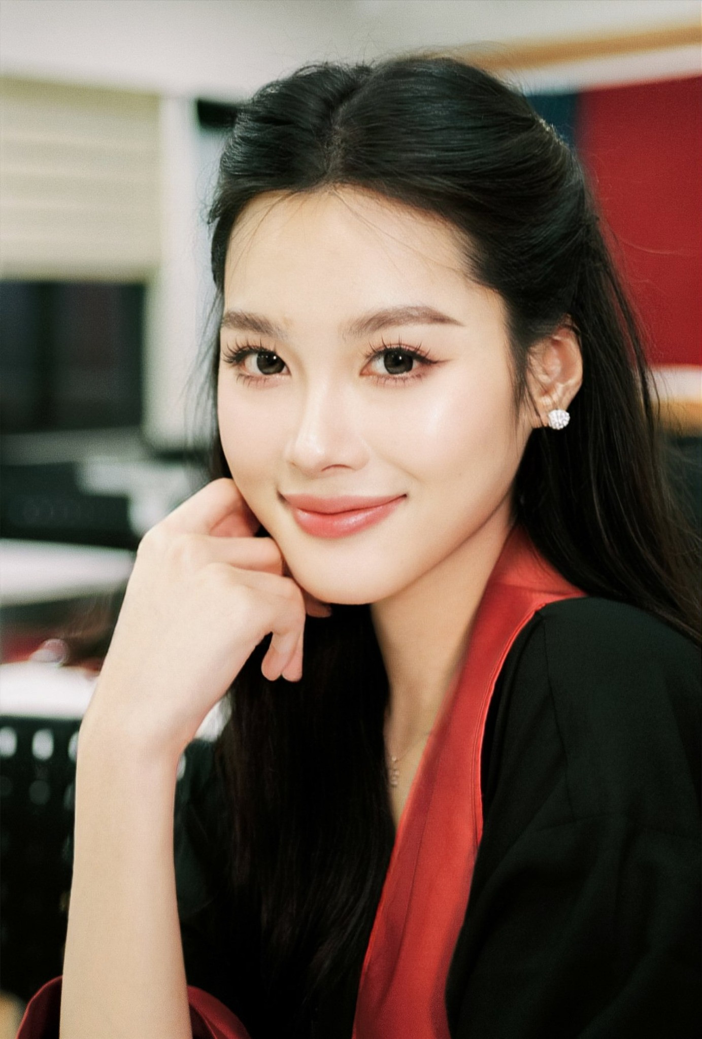 Ngoài thành tích học tập, Hà Linh năng động tham gia các hoạt động ngoại khóa như giao lưu và tặng quà tại Trung tâm phục hồi chức năng người khuyết tật Thuỵ An, Ba Vì; trao tặng những món quà Tết ấm áp cho người có hoàn cảnh khó khăn tại Mái ấm Thánh Tâm, Mỹ Đức, Hà Nội... Ảnh: Nguyễn Việt Bách