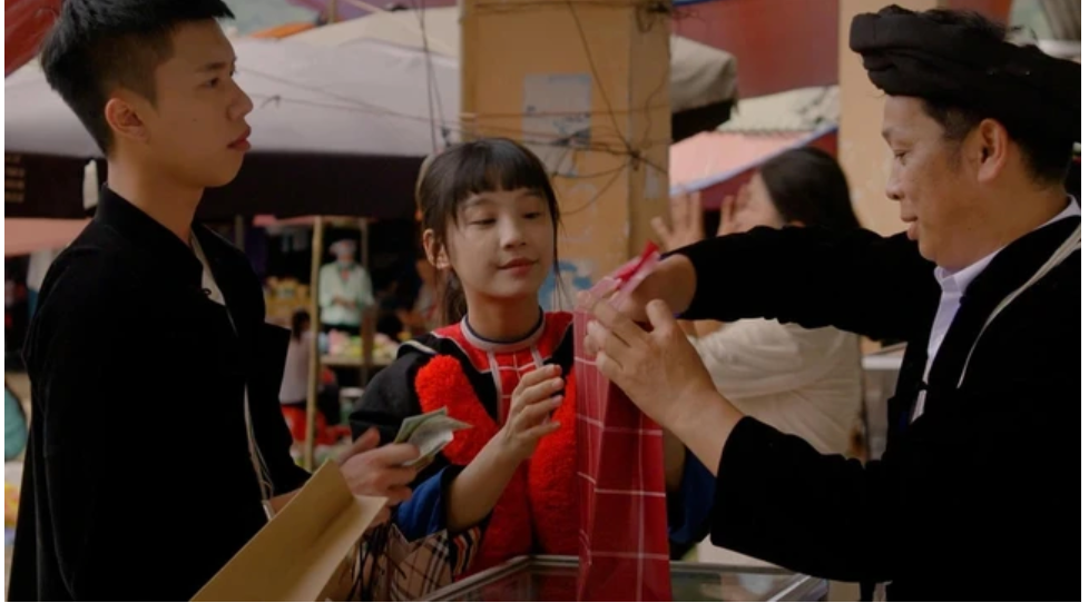 Những hành động ga lăng của Chải trong phim “đốn tim" nhiều khán giả nữ. Ảnh: Phim Đi giữa trời rực rỡ. Những hành động ga lăng của Chải trong phim “đốn tim" nhiều khán giả nữ. Ảnh: Phim Đi giữa trời rực rỡ.